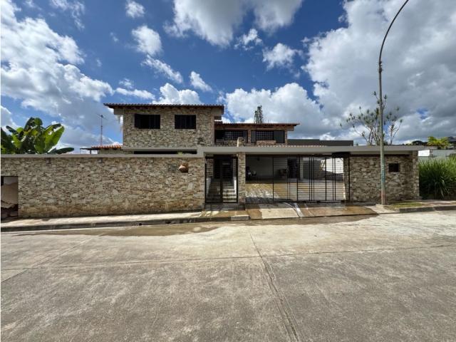 Se vende casa de 500m2 en Lomas de la lagunita