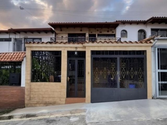 ‎Se Vende Casa dos niveles Conj Res Guaicaipuro El vigia