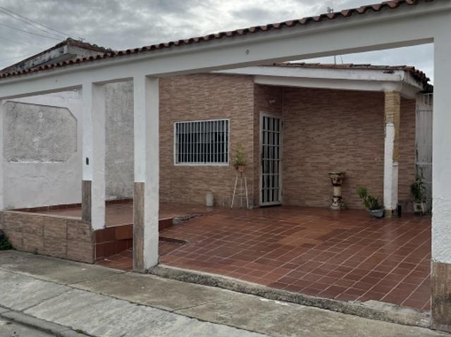 Se Vende Casa en Flor Amarillo, Urb. Araguaney en Obra Blanca
