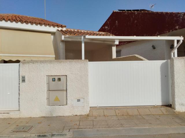 Se vende casa en la mejor zona de San Javier todo en planta baja con cuatro habitaciones y dos aseos