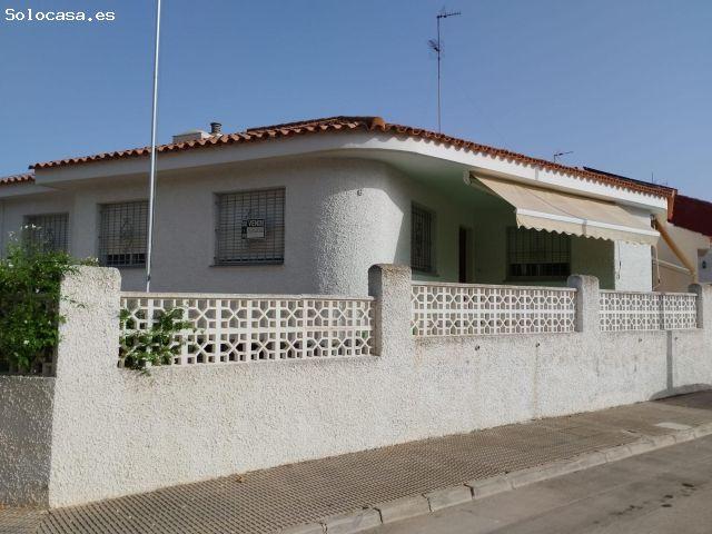 Se vende casa en la mejor zona de San Javier todo en planta baja con cuatro habitaciones y dos aseos
