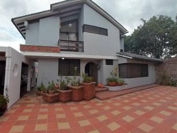 Se vende casa en la Mitad del Mundo con amplio Terreno