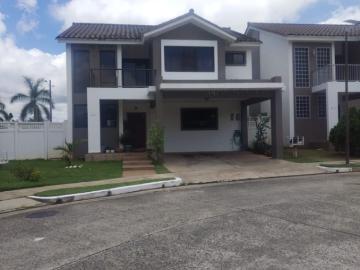 Se vende casa en PH Olimpus, Brisas del Golf