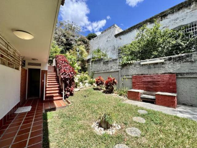 SE VENDE CASA EN PRADOS DEL ESTE