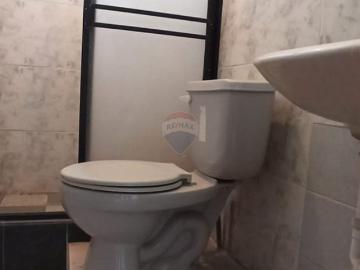 Se vende casa en sector comercial guayllabamba