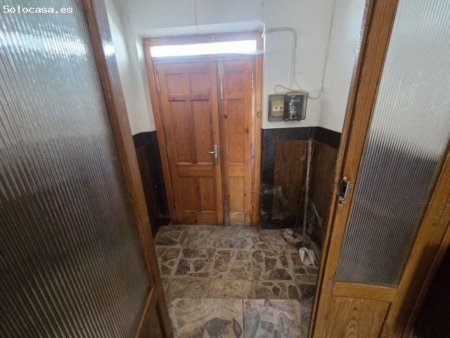 SE VENDE CASA EN VALDERAS, DOS PLANTAS, PATIO, COCHERA Y ALMACENES. NECESITA REFORMAS