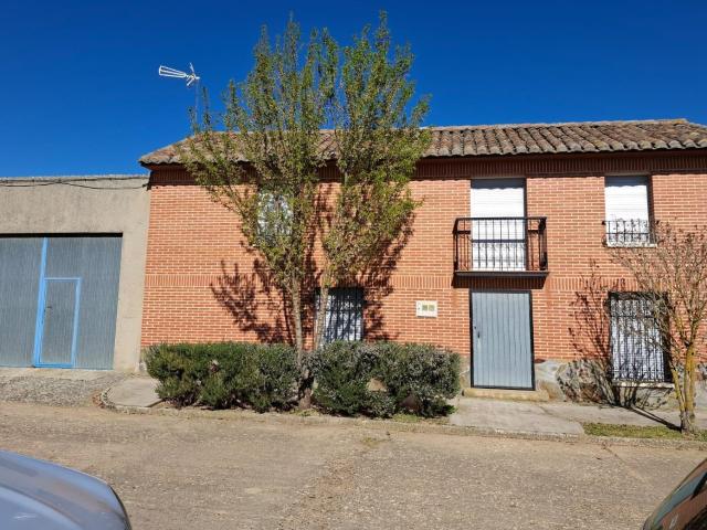 SE VENDE CASA EN VILALBA DE LA LOMA, DOS PLANTAS, COCINA, SALÓN, 4 HAB BAÑO, PANERA Y PATIO