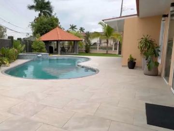 Se vende casa en villa lucre urb. Altos de san rafael con piscina
