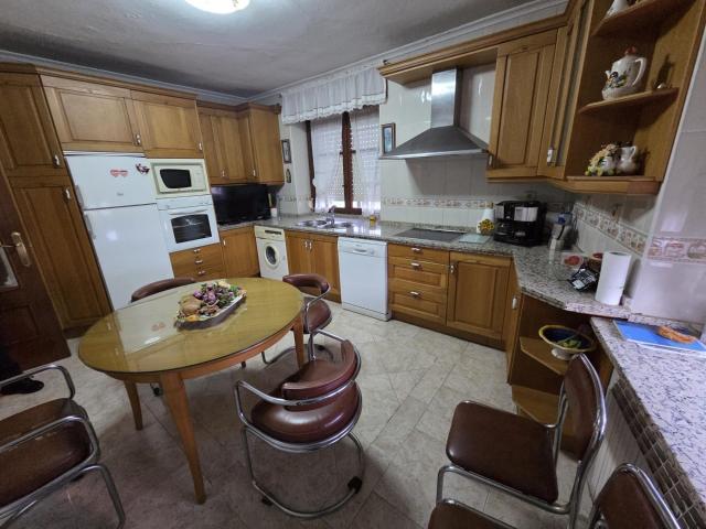 SE VENDE CASA EN VILLAMAÑAN, 170 M2 VIVIENDA, NAVE 416 M2, PATIO 590 M2. LA VIVIENDA TIENE 4 HAB SALÓN, COCINA, Y BAÑO