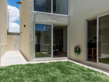 Se Vende Casa en Zibata, 3 Niveles, 4 Habitaciones, 4.5 Baños, Roof Garden