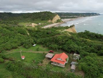 Se Vende Casa en Zona Rural, Cerca del Mar y Frente al Mar en Canoa