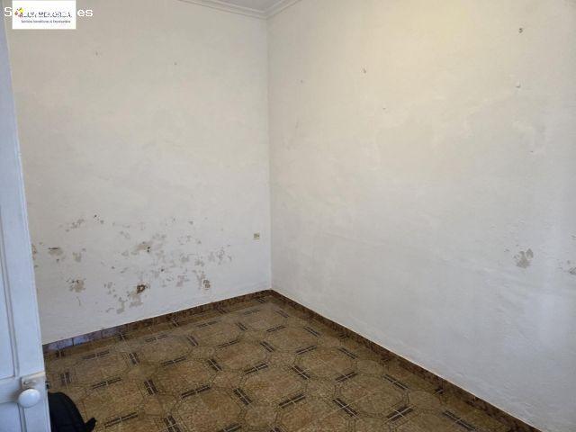SE VENDE CASA ENTRE MEDIANERAS EN ES CASTELL
