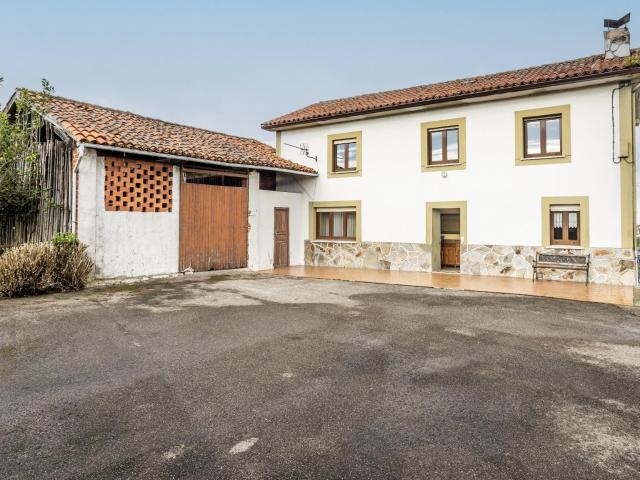 SE VENDE CASA INDEPENDIENTE CON AMPLIA FINCA, EN PLENO CENTRO DE OVIÑANA