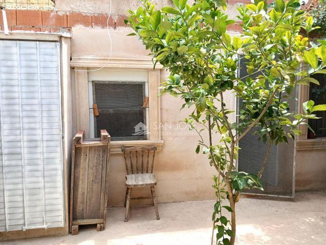 SE VENDE CASA PARA ENTRAR A VIVIR EN EL CENTRO DE ASPE