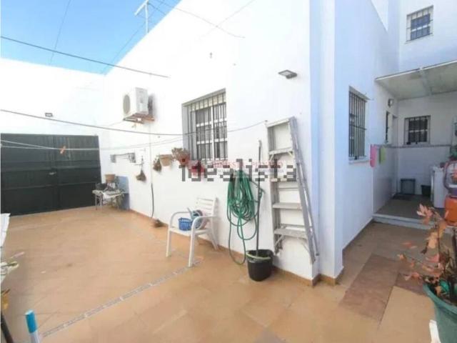 SE VENDE CASA PAREADA DE 5 DORMITORIOS