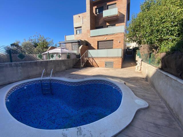 SE VENDE CASA PAREADA EN VILANOVA I LA GELTRÚ, ZONA FONDO SOMELLA