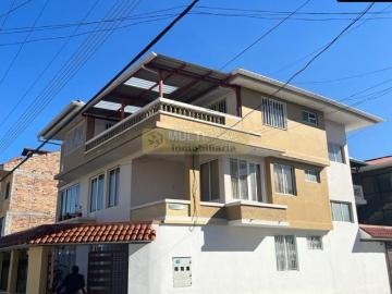 Se vende Casa rentera con local comercial Casa en Venta en Cuenca Totoracocha