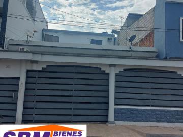 Se Vende Casa Rentera de 3 Departamentos y villa