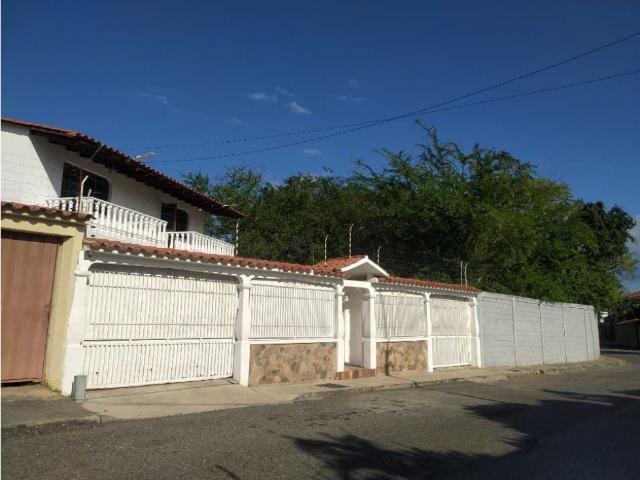 CASA EN VENTA URB EL PARRAL calle abierta