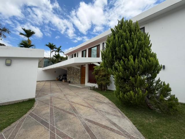 Se vende casa 1400m² 4h/4b/4p Lomas de Chuao