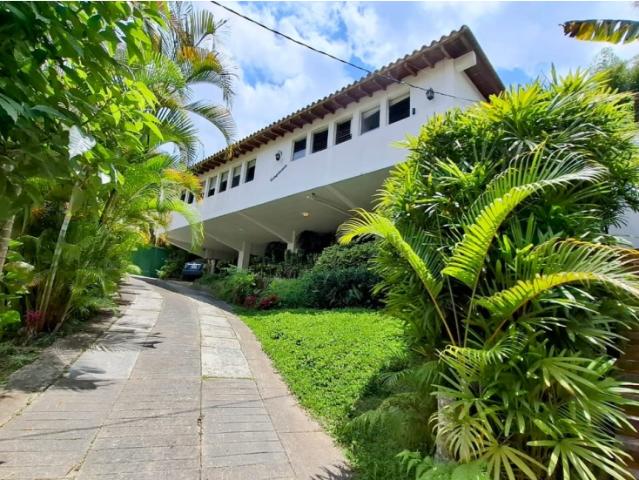 Se vende casa 1460m² 4h+1s/4b+1s/6p Las Marías