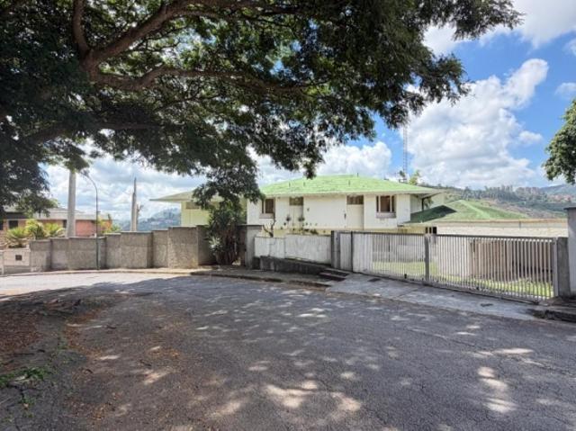Se vende casa 1500m2 5H+S+3B+S/4P. Colinas de Tamanaco