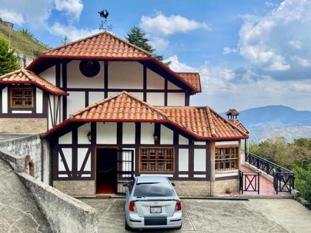 Se vende casa 1585m² 4h/4b/10e Colonia tovar