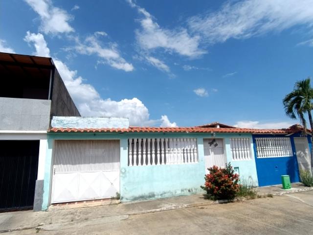 Se vende Casa 177m2 3h/3b/3p Urb Betania Charallave 0859
