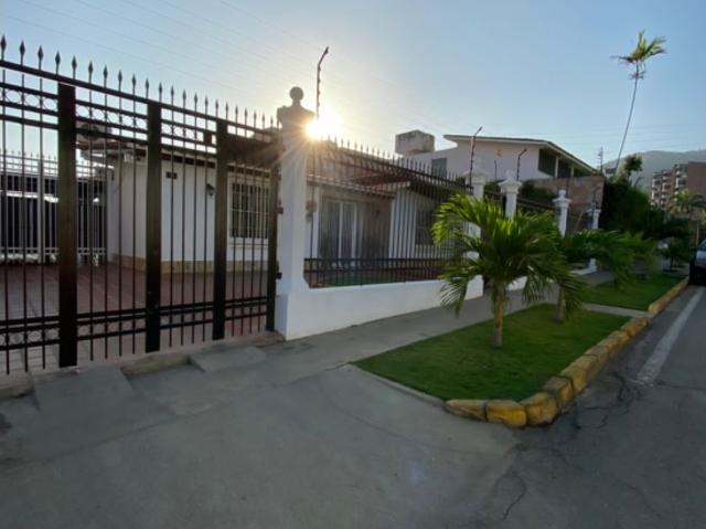 Se vende Casa 450 mts 3 hab /2B/4P. La Guaira. Caribe