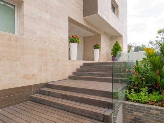 Se vende casa 1100m2 5h+s/5b+s/8p Altamira 0866
