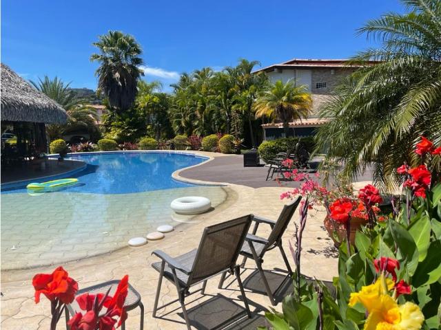 Se vende casa 1200m2 6h+3s/6b+2S/10p Terraza del Club Hipico 2496