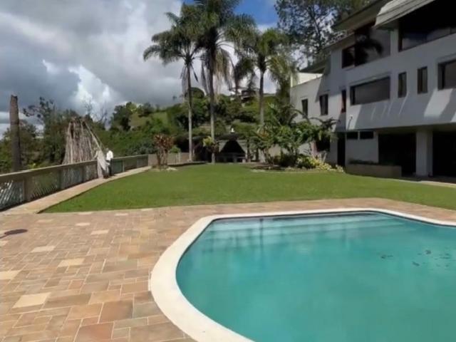 Se vende casa 1200m2 6h+s+2ch/10b/ 6p Cerro Verde