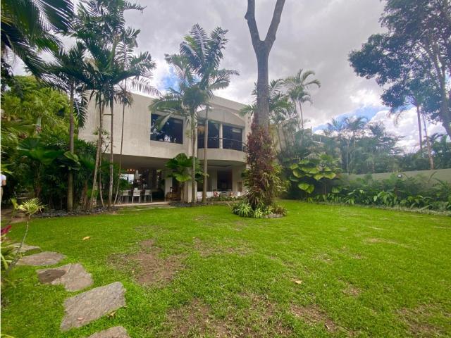 Se vende/alquila casa 1200m² 5h+2s/5b+2s/6e Los Chorros