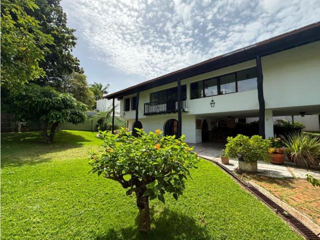 Se vende casa 1208m2 5H+2S/5.5B+S/8P Lomas de Chuao
