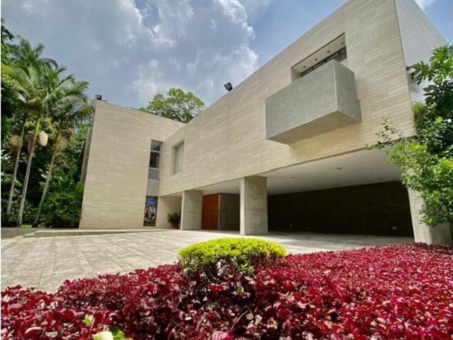 Se vende casa 2400m2 Country Club 4740