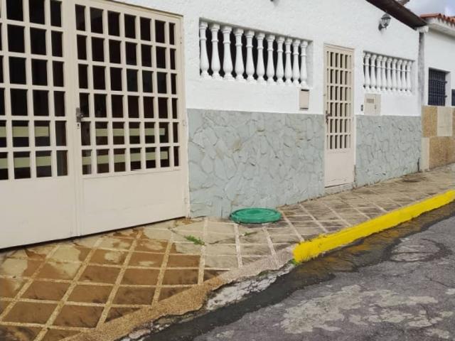Se Vende Casa 250m2 3h/3b/1p Colinas Santa Rosa Charallave 5985