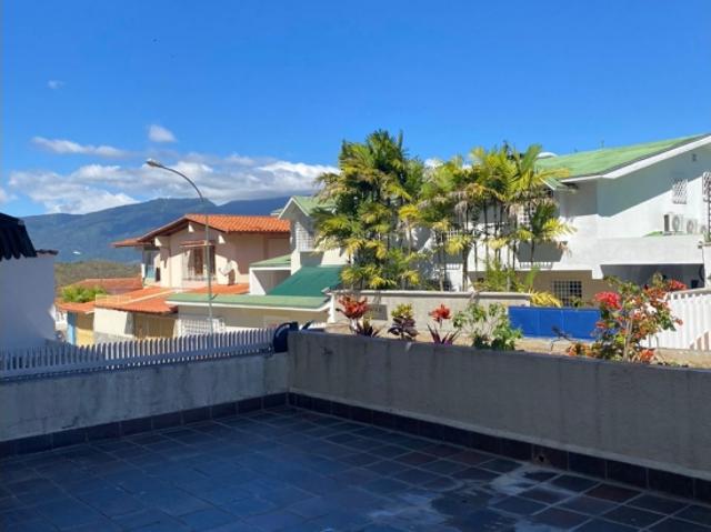 Se vende Casa 256m² 4h+1s/ 4b+1s/ 2p Alto Prado