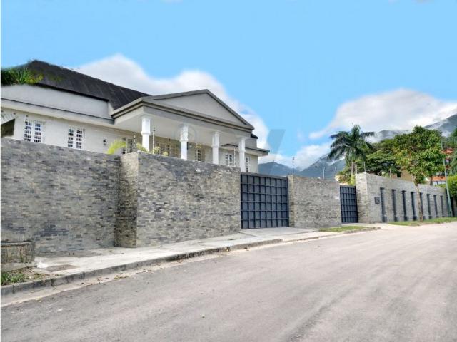 Se vende casa 2800m2 15h/19b/18p Lomas de Chuao 3184