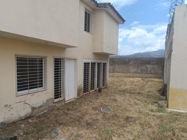 Se vende casa 282m² 4h / 3b / Lomas de Santa Rosa 7038