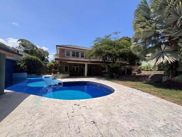 Se vende casa 2000m2 5H+S/5.5B+S/12P Country Club
