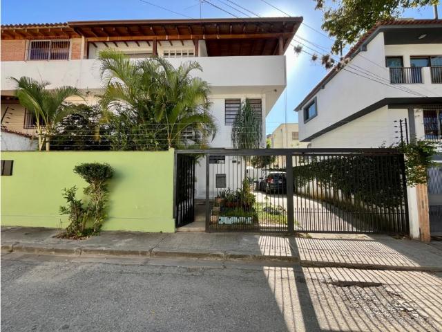 Se vende casa 200m² 4h+s/2b+s/2e Los Chorros