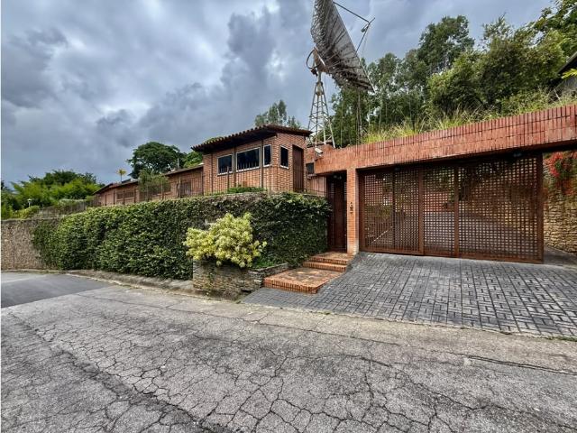 Se vende casa 2058m² 4h+2s/3b+s/8p Cerro Verde