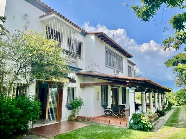 Se vende casa 2.556m2 4h+3hanexo+s Prados del Este