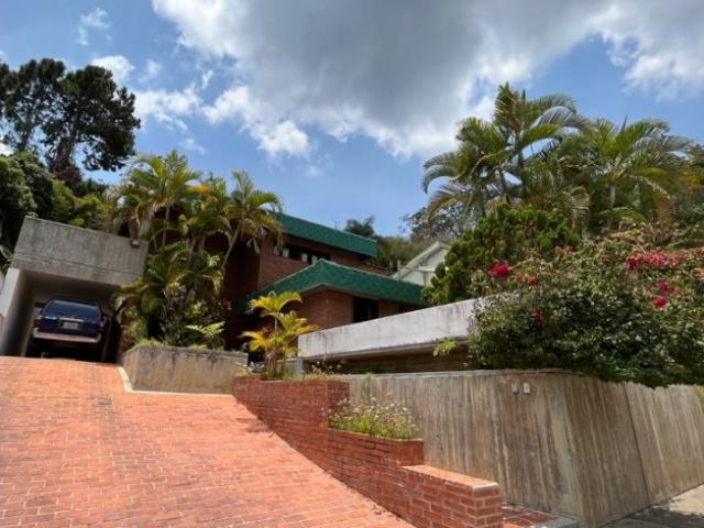 Se vende casa 377m2 4h+s/4b+s/3p La Lagunita 3827