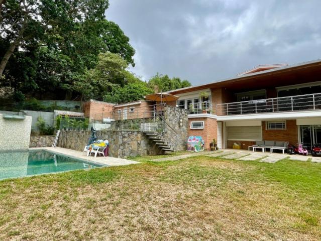 Se vende casa 3000m² 3h/7b/9e Los Campitos