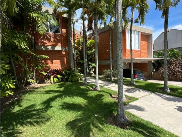 Se vende casa 460m2 Cumbres de Curumo 8362