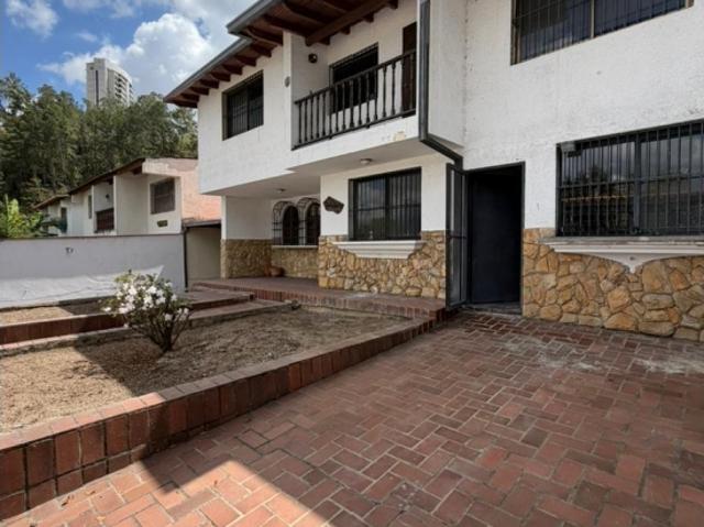 Se vende Casa 400m2. 6H/5B/5P. Alto Prado