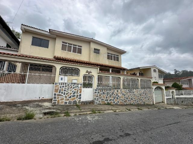 Se vende casa 404m² 5h+1s/5b+1s/4e Los Salias URB Los Castores
