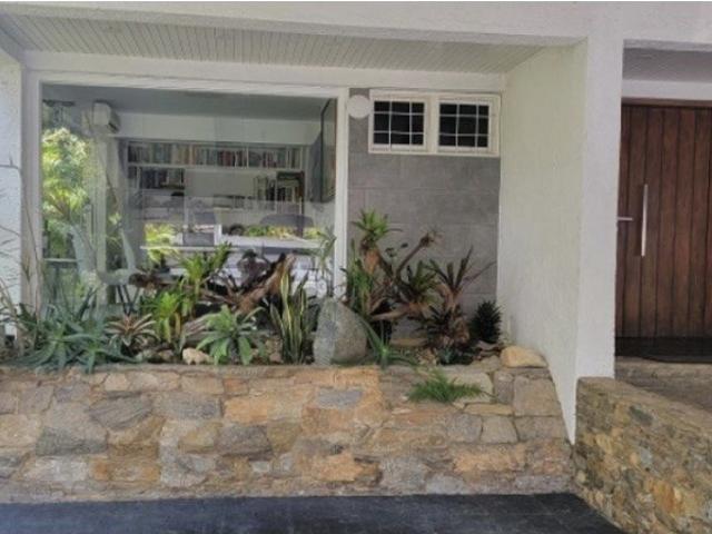 Se vende casa 430m2 5h/ 4b/ 4p Caurimare con vista