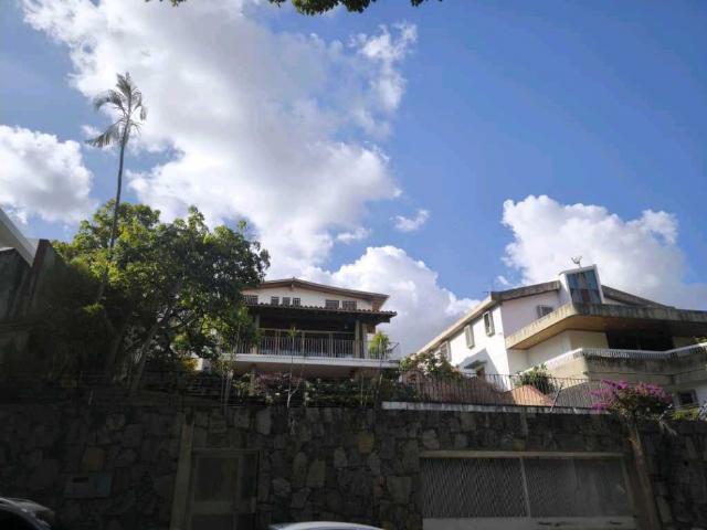 Se vende casa 550m2. Cumbre de Curumo
